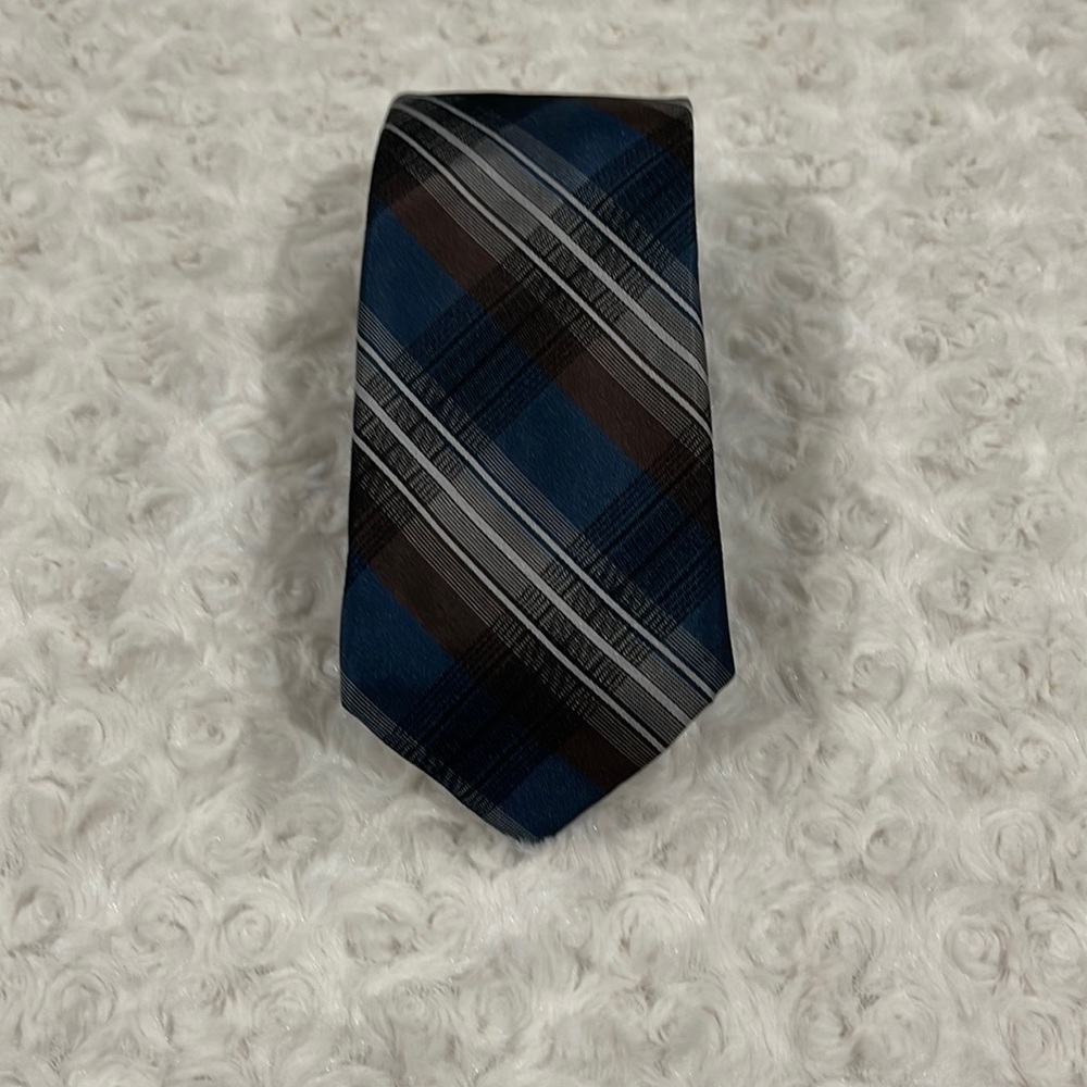 RYAN SEACREST DISTINCTION 100% silk Tie.